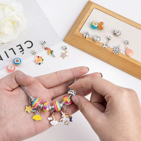 Pulseira Criativa - Kit com Pulseiras + Colares + Berloques, pingentes + Brinde Porta joias em couro — detalhes do produto